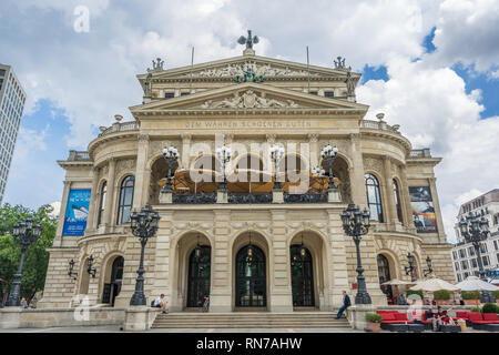 Frankfurt Am Main, Allemagne - 26 juillet 2016 : les touristes et la population locale à Opernplatz square en face de l'ancien opéra (Alte Opera) hist Banque D'Images