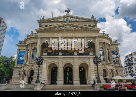 Frankfurt Am Main, Allemagne - 26 juillet 2016 : vue d'été de touristes et de la population locale à Opernplatz square en face de l'ancien opéra (Alte Opera) sa Banque D'Images