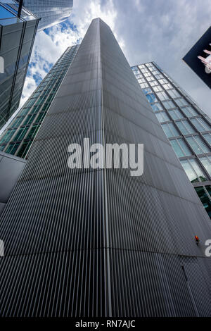 Francfort - le 26 juillet 2016. Le niveau de la rue vue de la tour principale et Garden Tower situé au Neue Mainzer street dans le quartier des banques (Bankenviertel) Banque D'Images