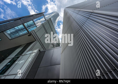 Francfort - le 26 juillet 2016. Le niveau de la rue vue de la tour principale et Garden Tower situé au Neue Mainzer street dans le quartier des banques (Bankenviertel) Banque D'Images