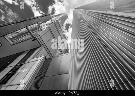 Francfort - le 26 juillet 2016. Le niveau de la rue vue de la tour principale et Garden Tower situé au Neue Mainzer street dans le quartier des banques (Bankenviertel) Banque D'Images