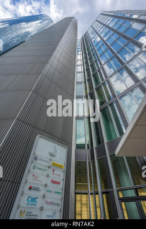 Francfort - le 26 juillet 2016. Le niveau de la rue vue de la tour principale et Garden Tower situé au Neue Mainzer street dans le quartier des banques (Bankenviertel) Banque D'Images