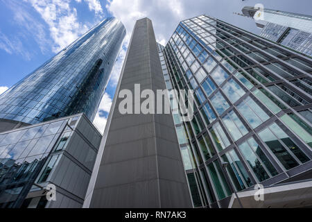 Francfort - le 26 juillet 2016. Compte tenu de l'échelle de la rue Main Tower, Tour de jardin et tour de la Commerzbank. Situé à Neue Mainzer street dans le quartier des banques Banque D'Images