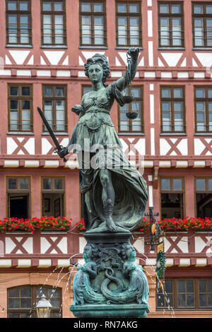 Francfort, le 26 juillet 2016. Belles tatue à fontaine de la Justice (Gerechtigkeitsbrunnen) dans Romerberg Romain (montagne) centre historique de l'Altstadt Banque D'Images