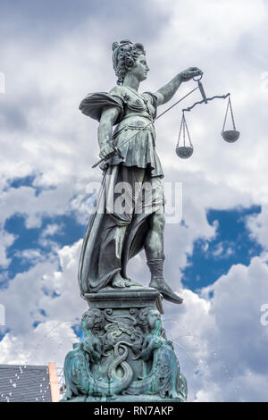 Francfort, le 26 juillet 2016. Belles tatue à fontaine de la Justice (Gerechtigkeitsbrunnen) dans Romerberg Romain (montagne) centre historique de l'Altstadt Banque D'Images