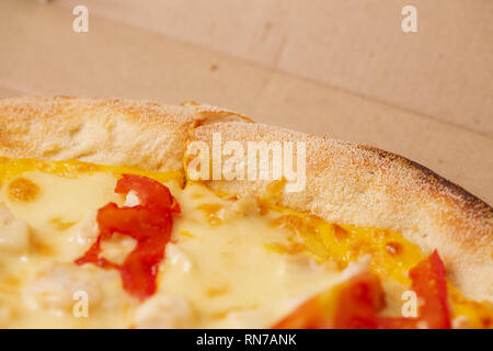 Pizza au fromage dans une boîte en carton Banque D'Images