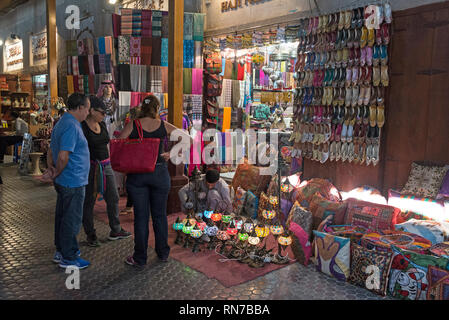 Un presque désert Vieux Souk aux épices de Deira, Dubaï aux Émirats arabes unis (EAU), un vendredi matin en tant que consommateurs et commerçants musulmans étaient à la prière Banque D'Images