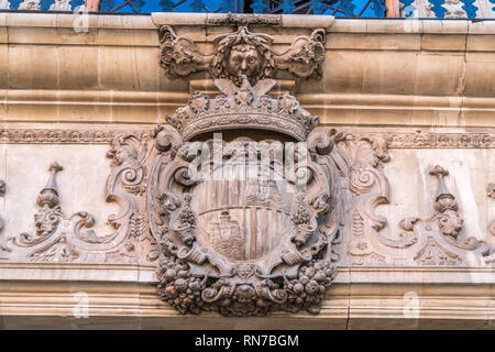 Palma, Majorque, Espagne - 04 octobre, 2017 : bouclier héraldique sculpté détail de l'hôtel de ville (Ajuntament de Palma) de la Plaza de Cort square Banque D'Images