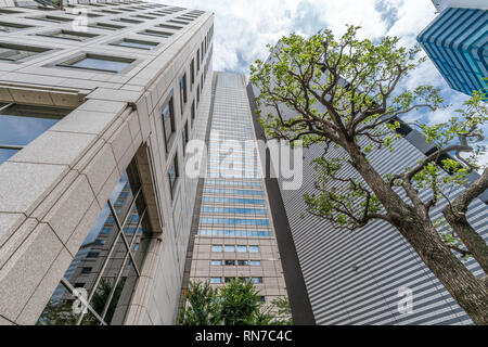 Tokyo - août 07, 2017 : Yamanouchi Nishishinjuku Shinjuku Park Tower et du bâtiment. Banque D'Images