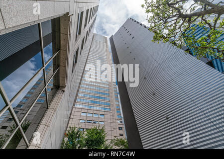 Tokyo - août 07, 2017 : Yamanouchi Nishishinjuku Shinjuku Park Tower et du bâtiment. Banque D'Images