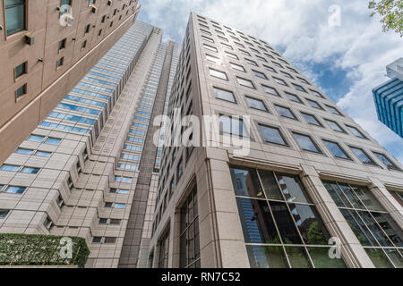 Tokyo - août 07, 2017 : Yamanouchi Nishishinjuku Shinjuku Park Tower et du bâtiment. Banque D'Images