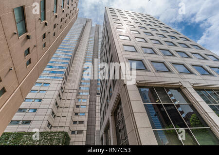 Tokyo - août 07, 2017 : Yamanouchi Nishishinjuku Shinjuku Park Tower et du bâtiment. Banque D'Images