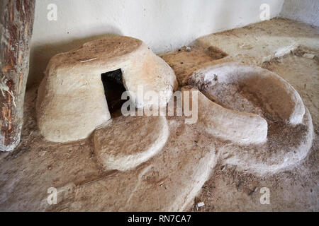 Un gros plan d'un four en argile dans une reconstruction de l'un des quatre maisons Catalhoyuk pour aider à comprendre la structure des archéologues fini de r Banque D'Images