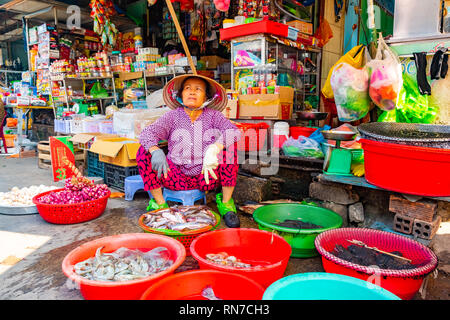 Phu Quoc, Vietnam, 26 février 2018 - Femme au chapeau traditionnel de fruits de mer de vente sur le marché des aliments de rue traditionnels Banque D'Images