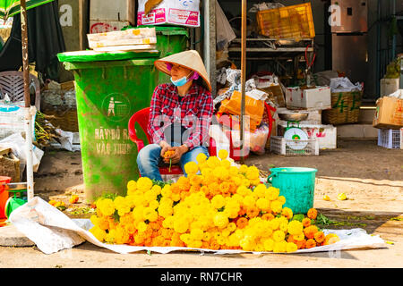 L'île de Phu Quoc, Vietnam, le 26 février 2018 Vietnam : marchande de fleurs vente de fleurs jaunes sur le marché de rue traditionnels Banque D'Images