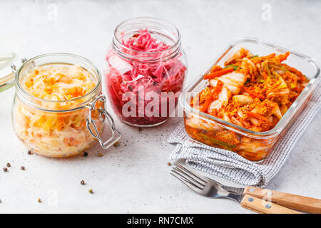 Chou kimchi coréen, la betterave et la choucroute la choucroute dans des bocaux en verre, fond blanc. Les probiotiques food concept. Banque D'Images