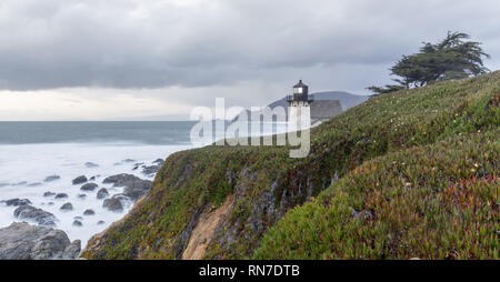 Point Montara Lighthouse et le littoral de l'océan Pacifique sur une soirée d'hiver. Banque D'Images