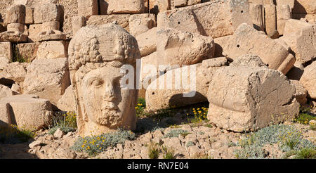 Tête de statue de Commagène en face de la Tombe Royale 62 av du Roi Antiochos Ier Theos de Commagène, terrasse ouest, le Mont Nemrut Dagi Nemrud ou sommet, Banque D'Images