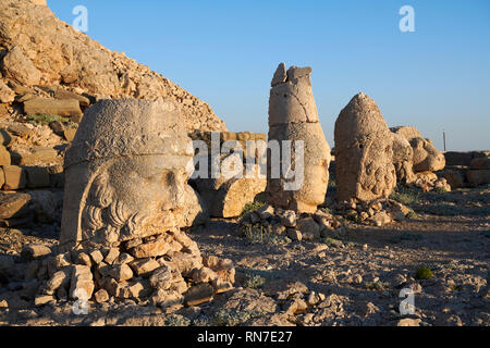 Les chefs de la gauche, statue, Zeus, Apollon, Herekles, Aigle et Lion , terrasse est, le Mont Nemrut Dagi Nemrud ou Banque D'Images