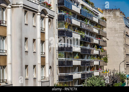 Une rangée d'appartements parisiens avec des balcons en fer forgé avec des jardins et des chambres mansardées dans le 12e arrondissement de Paris Banque D'Images