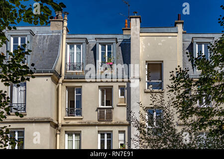 Immeuble de Paris avec des chambres mansardées, grand des cheminées et des tuiles du toit en ardoise grise , Paris, France Banque D'Images