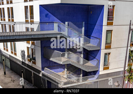 Garde-corps métalliques et escaliers contraste avec une incrustation de mosaïques bleu sur le côté d'un bloc d'appartement à Paris dans le 12e arrondissement, Paris,France Banque D'Images