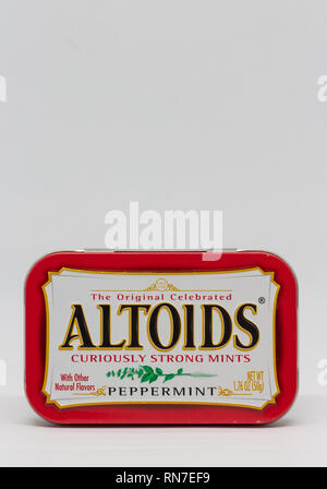 ST. PAUL, MN/USA - 15 février 2019 : menthe Altoids et contenant le logo de marque. Altoids sont une marque de souffle à la menthe. Banque D'Images