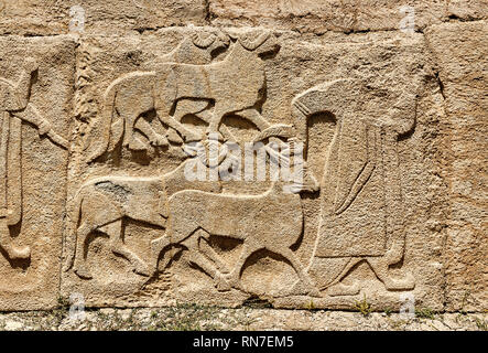 Photos et images orthostat sculpté relief Hittite décoratifs du Sphinx Gate. Bord représente un homme conduisant des chèvres pour être sacrifié. Alaca Höyük (Alacah Banque D'Images