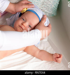 Jeune papa change la couche et les vêtements pour son petit enfant nouveau-né. Selective focus Banque D'Images