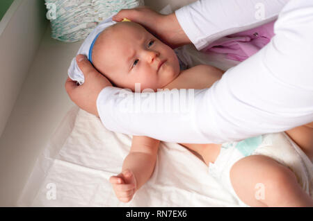 Jeune papa change la couche et les vêtements pour son petit enfant nouveau-né. Selective focus Banque D'Images