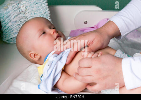 Jeune papa change la couche et les vêtements pour son petit enfant nouveau-né. Selective focus Banque D'Images