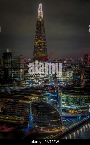 Drone abattu de la nuit et de l'Écharde de London City Hall. Banque D'Images