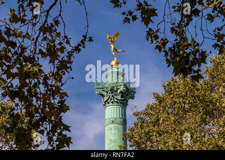 La colonne de juillet dans le centre de la Place de la Bastille, une célèbre place historique de Paris où la prison de la Bastille. Banque D'Images