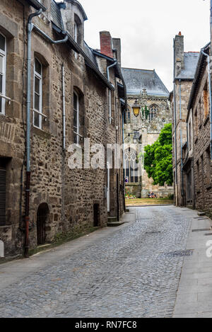 Dinan, France - 24 juillet 2018 : Vieille rue pavée avec des maisons médiévales à ossature bois dans le centre-ville de Dinan, Bretagne Banque D'Images