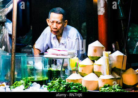 Bangkok, Thaïlande, le 12 janvier 2018 : Trader la coupe de coco pour l'eau de noix de coco en Chine Marché de la ville de Bangkok en Thaïlande Banque D'Images