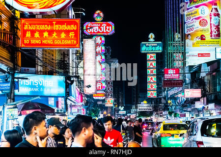 BANGKOK, THAÏLANDE - 12 janvier 2018 : Le trafic sur Yaowarat Road passe sous allumé des signes dans le quartier chinois au crépuscule Banque D'Images