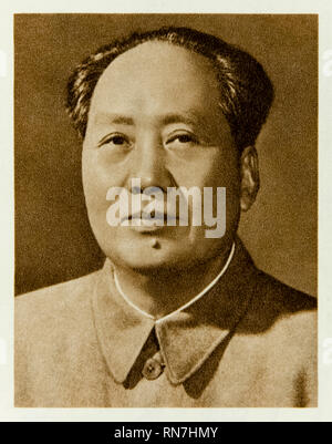 Portrait de Mao à partir de 'Le Petit Livre rouge" (citations du président Mao Tse-tung) contenant des déclarations faites par le père fondateur de la République populaire de Chine, une photographie de la première édition publiée en 1964. Banque D'Images