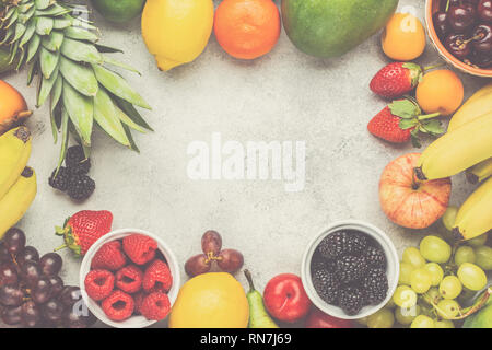 Cadre fait de fruits mûrs, Fraises Framboises Oranges Pommes Prunes Raisins kiwis mangues bleuets sur le tableau blanc de kaki, vue du dessus, copiez l'espace, tonique, selective focus Banque D'Images