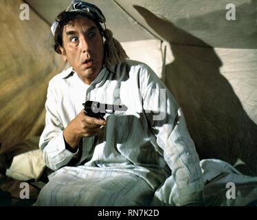 FRANKIE HOWERD, CONTINUER SUR LA JUNGLE, 1970 Banque D'Images