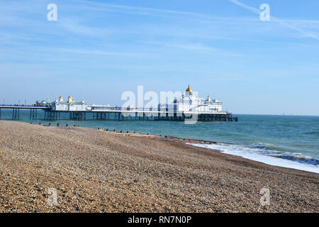 Vue de la jetée d''Eastbourne, plage et front de mer depuis la Promenade, England, UK Banque D'Images