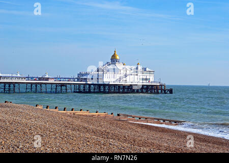 Vue de la jetée d''Eastbourne, plage et front de mer depuis la Promenade, England, UK Banque D'Images