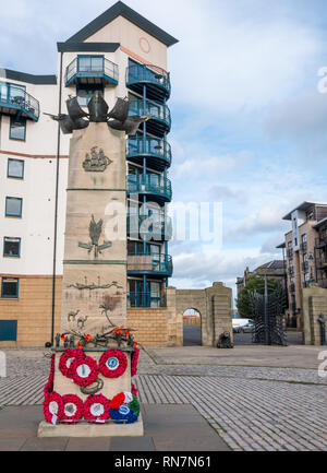 Mémorial des marins marchands avec des couronnes de coquelicots par le sculpteur Jill Watson, Tower Place, Leith, Edinburgh, Ecosse, Royaume-Uni Banque D'Images