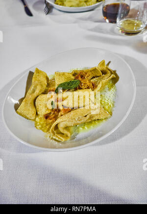 Le fromage fait maison Scarpinocc des obturations en sage et une table d'une trattoria. Pâtes farcies frais typiques de la tradition culinaire de parre, Bergame, Italie Banque D'Images