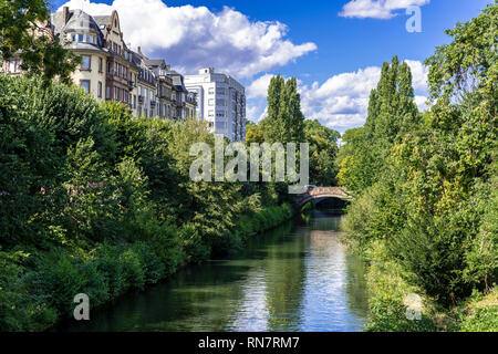 Strasbourg, Alsace, France, rivière de l'Aar, des immeubles résidentiels, pont des Vosges pont, quartier Neustadt, Banque D'Images