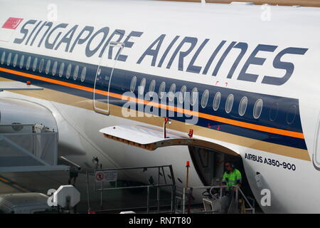 Singapore Airlines Airbus A350-900 9V-SHB à la porte à l'aéroport d'Adélaïde, Australie du Sud Banque D'Images