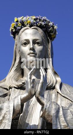 Les visiteurs du sanctuaire de la Passion du Christ sont comblés par un 33 pieds de haut statue en acier inoxydable de "Notre Dame du nouveau millénaire". La statue est facilement visible depuis la route 41 véhicules en Amérique du nord et du sud par le biais de Saint John, de l'Indiana. Le sanctuaire est situé sur la Route 41 dans la région de Saint John, de l'Indiana qui dispose d''un kilomètre du sentier sinueux "prière" qui est ouvert 24 heures par jour, sept jours par semaine. Sur le sentier de la vie de quarante-size bronze sculptures placées dans des jardins paysagers conçus pour ressembler à la terre sainte dépeignent les derniers jours de la vie de Jésus Christ. Il est possible de s'asseoir avec J Banque D'Images