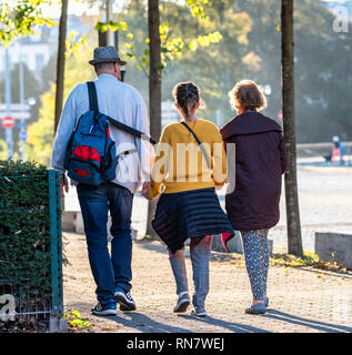 Strasbourg, Alsace, France, vue arrière d'un homme et 2 femmes marchant sur la chaussée, Banque D'Images