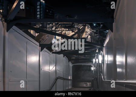 HAYES, Royaume-Uni - 20 mars 2018 : vue de la nuit de la gare de Glasgow. Glasgow est une voie située dans le quartier londonien de Hi Banque D'Images