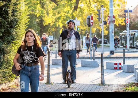 Strasbourg, Alsace, France, l'homme monté sur son monocycle sur chaussée, la fin de l'après-midi, lumière Banque D'Images