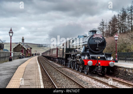 La classe LMS 6P, 4-6-0 no 45596 Bahamas nostalgie de trains à vapeur d'excursion en passant par Garsdale gare dans le North Yorkshire Dales Banque D'Images